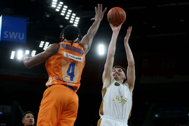 他并非仅依 他并非仅依