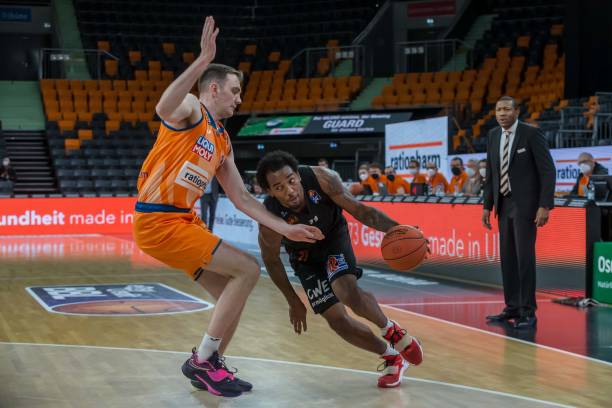 这位后卫出 这位后卫出